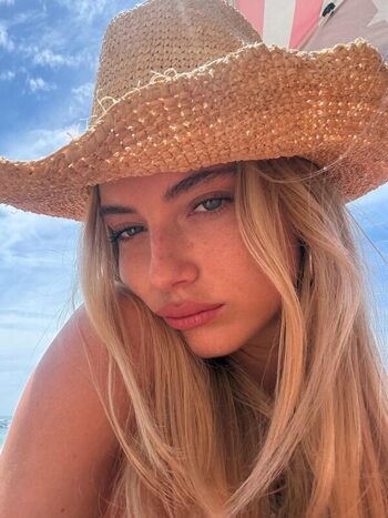 Full leaked Leah rose page private onlyfans photo