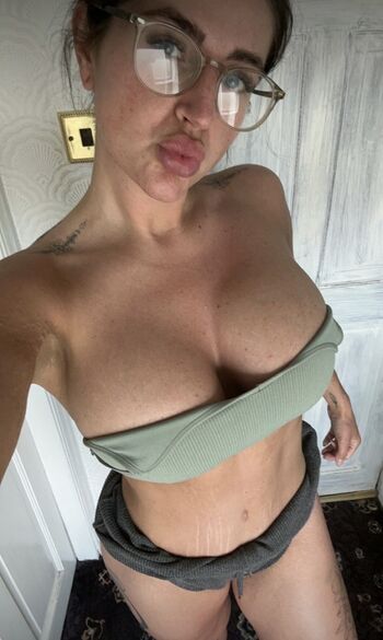 Full leaked Peachyemb private onlyfans photo